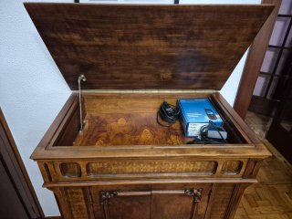 Mueble gramófono estilo Victoria