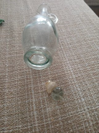 Botella de vidrio vintage con asa