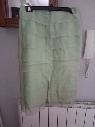 Falda verde seda con volantes, forrada.