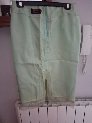 Falda verde seda con volantes, forrada.