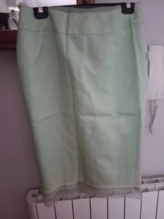 Falda verde seda con volantes, forrada.