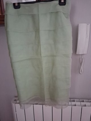 Falda verde seda con volantes, forrada.