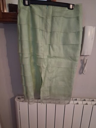 Falda verde seda con volantes, forrada.