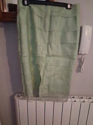 Falda verde seda con volantes, forrada.