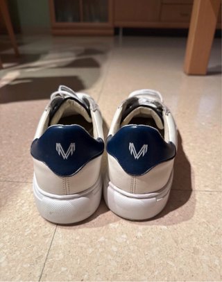 Zapatos Martinelli grises y blancos