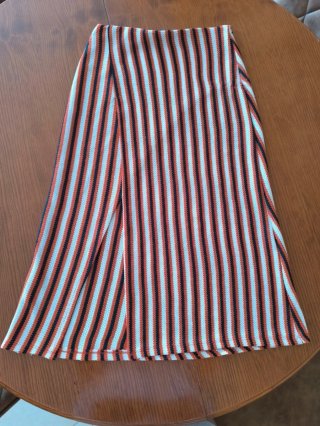 Falda midi Pull&Bear rayas negro, rojas y blancas.