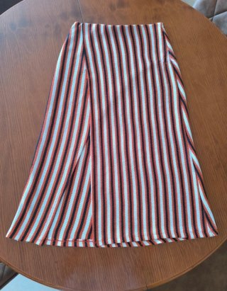 Falda midi Pull&Bear rayas negro, rojas y blancas.
