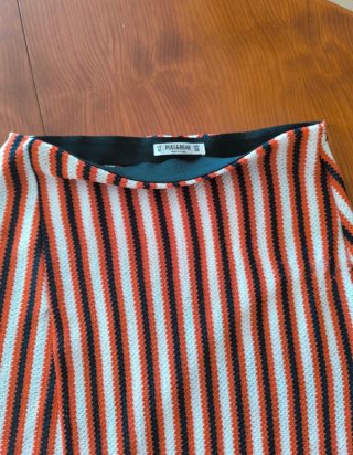 Falda midi Pull&Bear rayas negro, rojas y blancas.