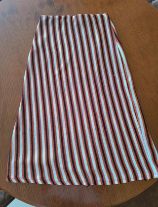 Falda midi Pull&Bear rayas negro, rojas y blancas.