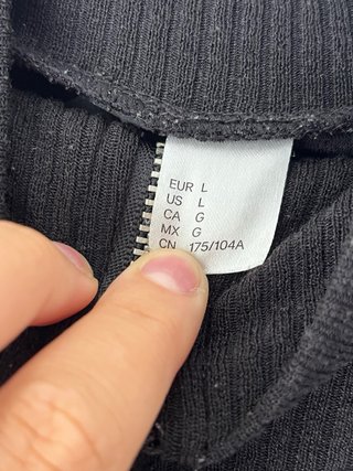 Camiseta negra con cremallera