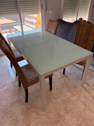 Mesa de comedor de cristal y patas metalicas