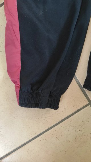 Pantalones deportivos elegantes negros y rojos