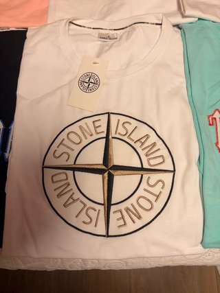 Camisetas de diferentes marcas y colores