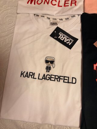 Camisetas de diferentes marcas y colores