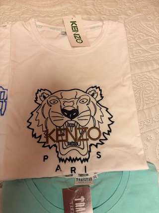 Camisetas de diferentes marcas y colores