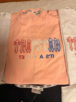 Camisetas de diferentes marcas y colores