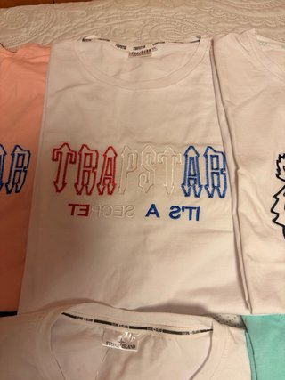 Camisetas de diferentes marcas y colores
