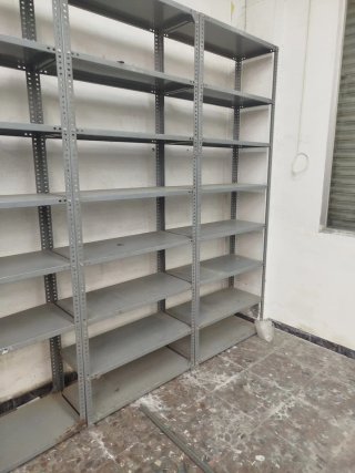 Estantería metálica gris