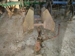 Tractor PASCUALI con remolque y aperos
