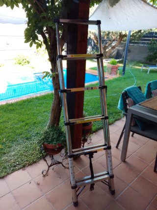 Escalera plegable de aluminio