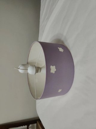 Lámpara infantil morada con estrellas