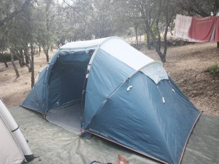 Tienda de campaña azul