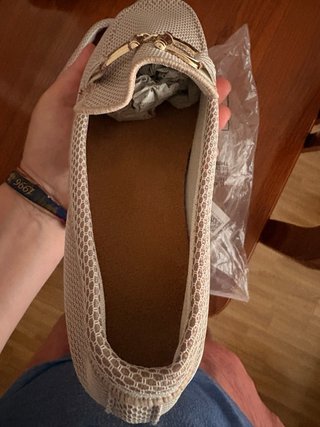 Mocasines Beige Mujer con Hebilla Dorada
