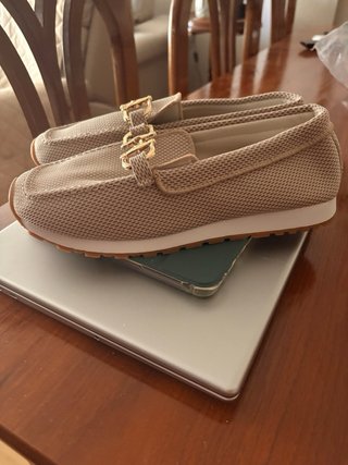 Mocasines Beige Mujer con Hebilla Dorada