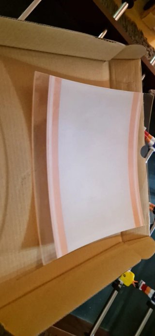 Plafón de cristal con detalles naranjas