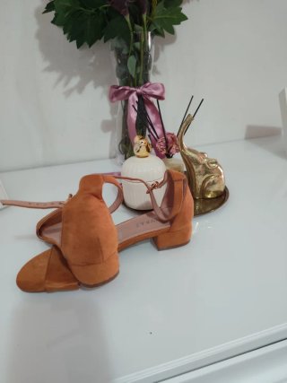 Sandalias marrones claros de tacón bajo