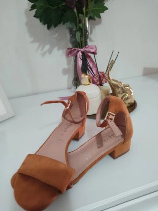 Sandalias marrones claros de tacón bajo