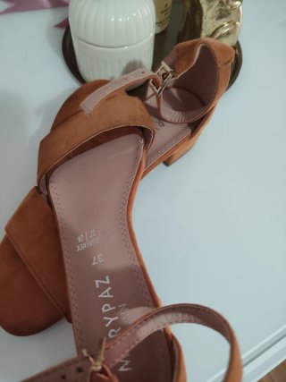 Sandalias marrones claros de tacón bajo