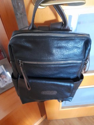 Mochila Negra Cuero Sintético