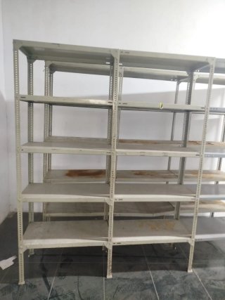 Estantería metálica gris