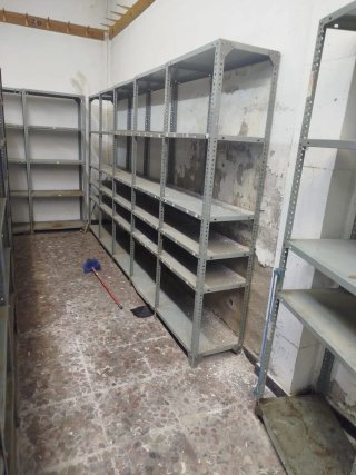 Estantería metálica gris