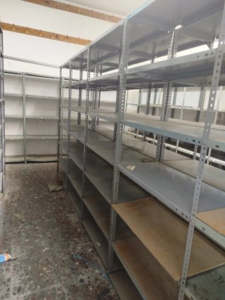 Estantería metálica gris