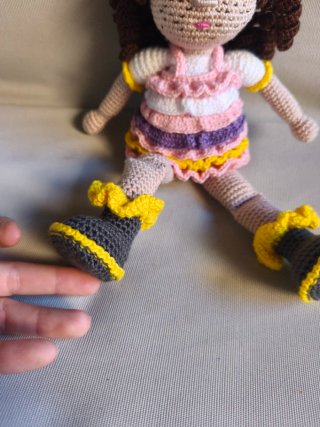 Muñeca Amigurumi niña con vestido de colores.