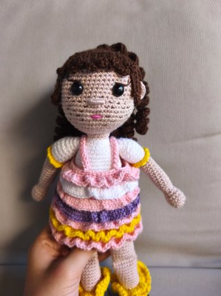 Muñeca Amigurumi niña con vestido de colores.
