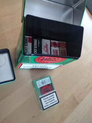 Cajas metálicas Lucky Strike y paquetes vacios