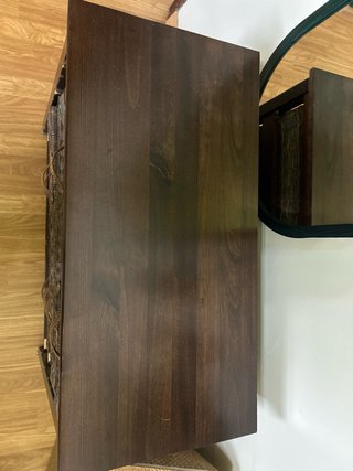 Juego de 2 cajoneras de madera con cestas mimbre