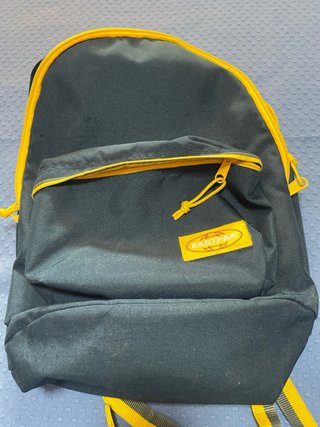 Mochila Eastpak azul y Amarilla