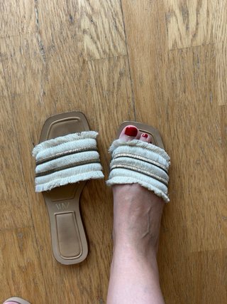 Sandalias planas Zara beige y marrón