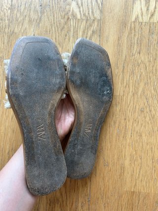 Sandalias planas Zara beige y marrón