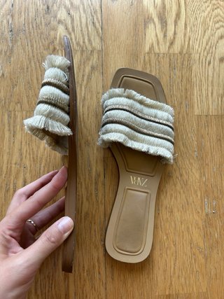 Sandalias planas Zara beige y marrón