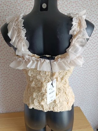 Top Zara volantes beige y blanco