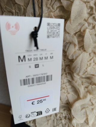 Top Zara volantes beige y blanco