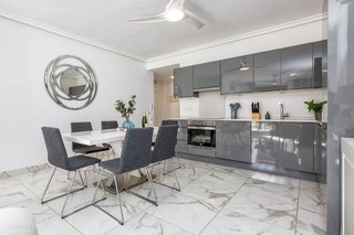 Piso en venta en Los Naranjos - Las Brisas en Marbella