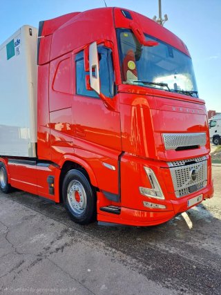 Camión Volvo FH Rojo