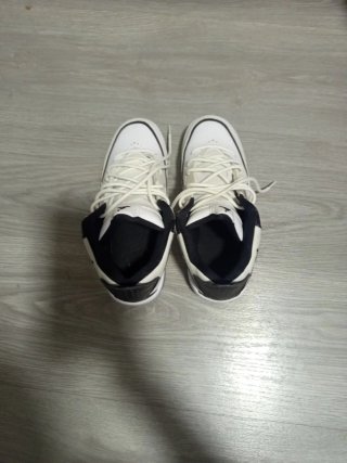 Zapatillas Nike Jordan Blancas y Negras