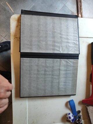 Porta francobolli nero con dettagli dorati